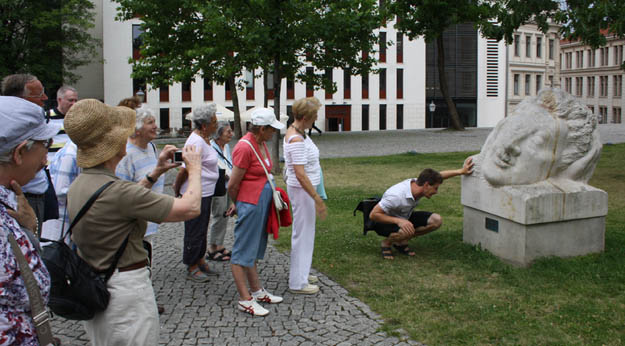 Halle, Gruppe am Heine-Denkmal