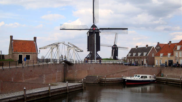 Heusden, Der Hafen mit den beiden Windmühlen