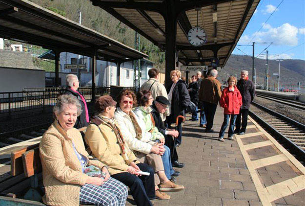 Kaub, Sonnenbad am Bahnhof