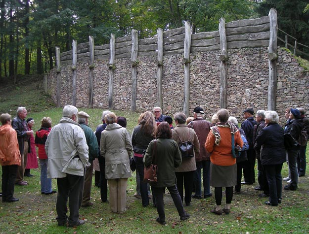Donnersberg, Gruppe vor der rekonst. Pfostenschlitzmauer