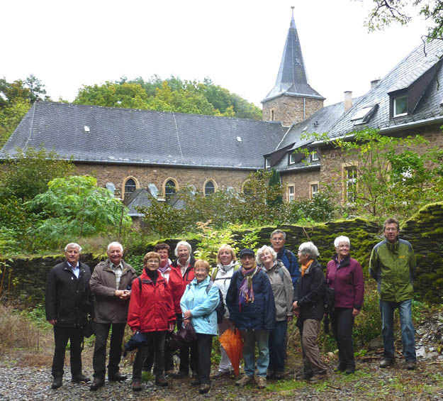 Hunsrück-Wanderer vor Kloster Engelport