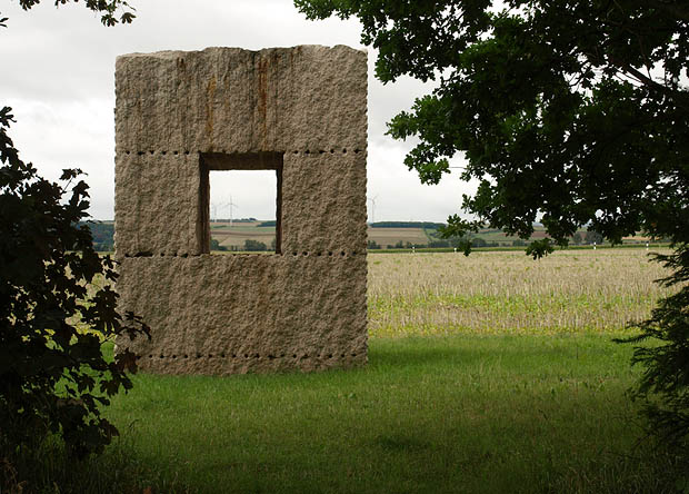 Langendorf, Skulptur von Ulrich Rückriem