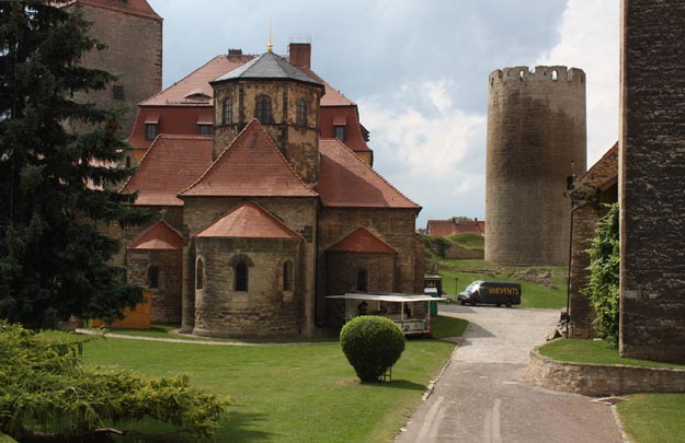 Querfurt: Drei Bergfriede und die Burgkapelle