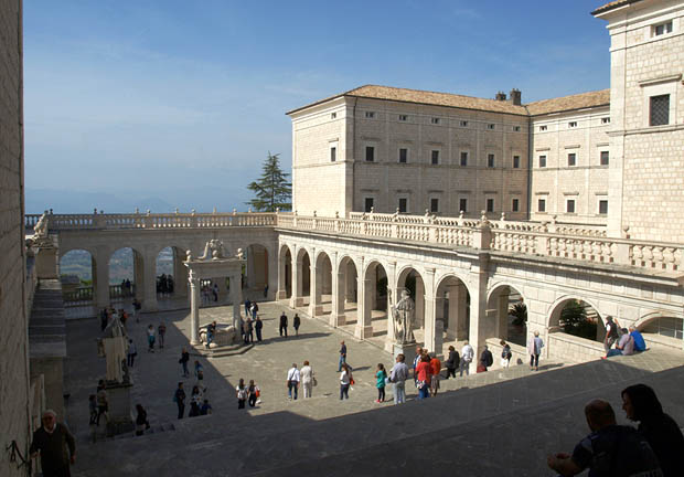 Abtei Montecassino: Blick in den Kreuzgang des Bramante