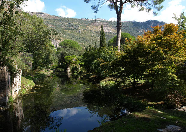 Ninfa: Blick durch den herbstlichen Garten