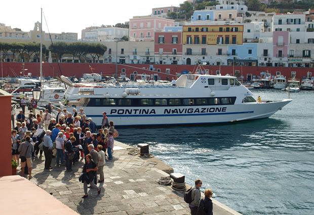 Hafen Ponza: Wieder festen Boden erreicht ...