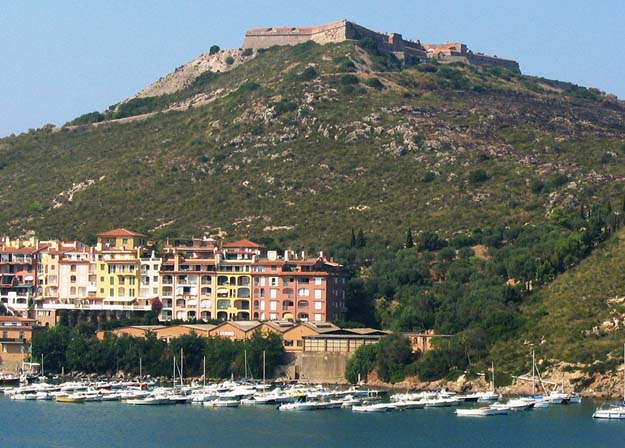Porto Ercole mit den Festungen
