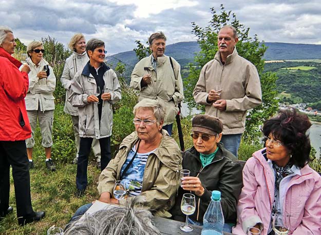 Weinprobe hoch über dem Rhein