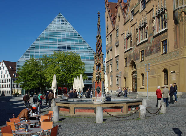 Ulm, Stadtbibliothek, Brunnen und Rathaus