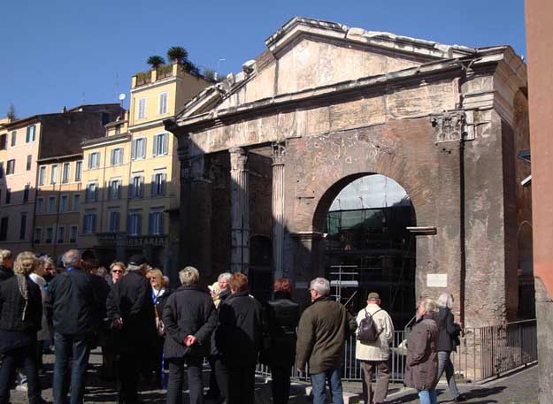 Rom: Porta Otavia mit Gruppe