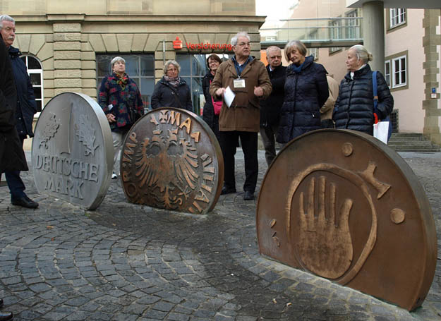 Schwäbisch Hall: Brunnen mit Heller und Batzen