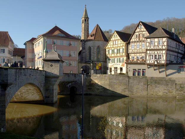 Schwäbisch Hall: Blick über den Kocher zur Johanniterkirche