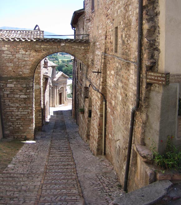 Spello: Blick in eine Gasse