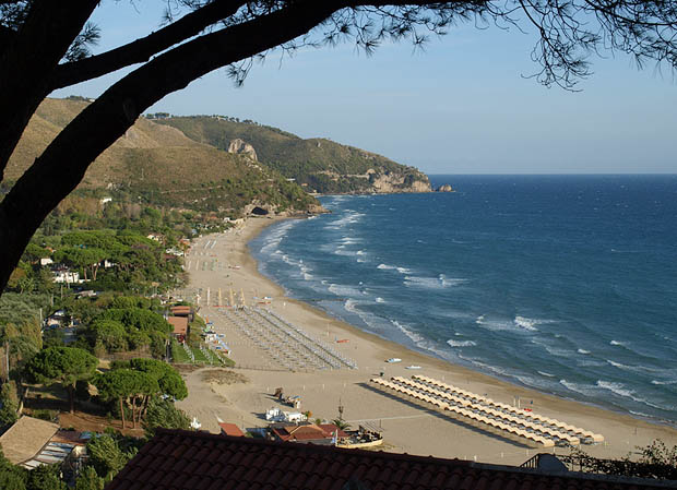 Sperlonga: Ein erster Blick auf das Meer und die Tiberius-Grotte