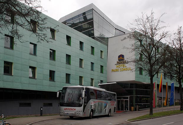 Esslingen Unser Bus vor dem Hotel