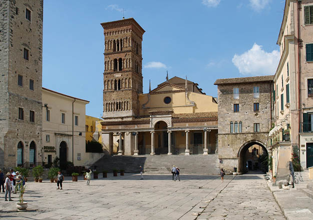 Terracina: Das Forum, die Via Appia und der Dom bilden die Piazza Municipio