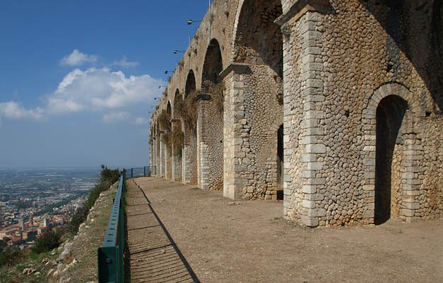 Terracina: Auf mächtigen Substruktionen standen die Tempelanlagen