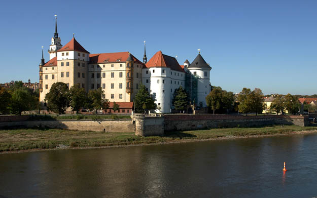 Torgau, Blick über die Elbe auf Schloss Hartenfels