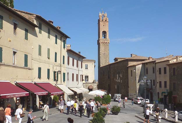Toskana: Montalcino, Piazza del Populo