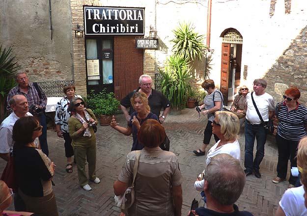 Toskana: San Gimignano, Grp mit Susanne