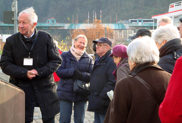 Traben, Rolf Zang an der Gedenktafel für Bruno Möhring