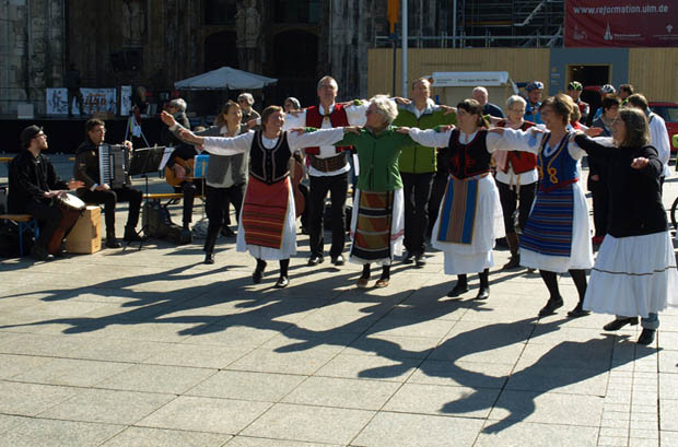 Ulm, Maitanz International vor dem Münster