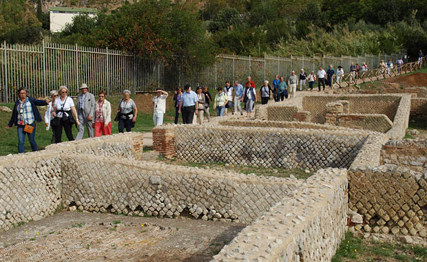 Sperlonga, Elisabeth erläutert die Villa Tiberius