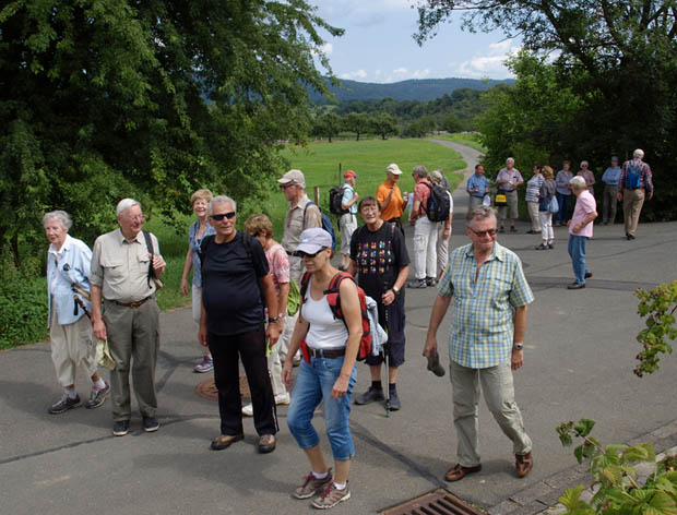 Sommerfest: Die Wandergruppe am Ortseingang von Frücht