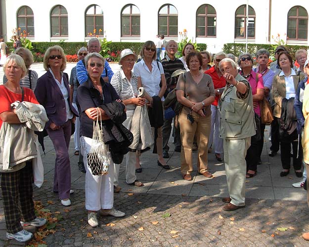 Wiesbaden: Gruppe bei der Stadtführung