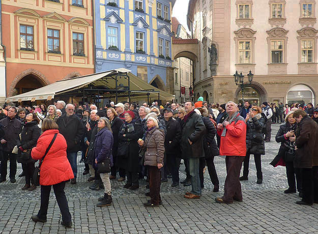 Prag, Gruppe vor dem Altstädter Rathaus