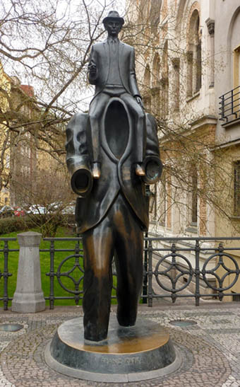 Prag: Kafka-Denkmal von Jaroslav Róna
