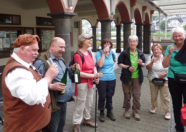 Zell, Begrüßungstrunk mit dem Riwig-Männchen