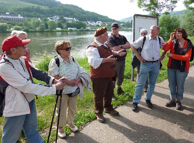 Zell, Stadtführung am Moselufer