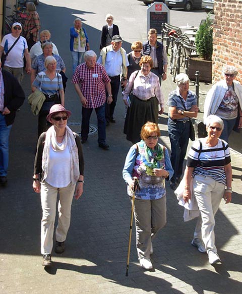 Gruppe auf dem Weg durch Zons