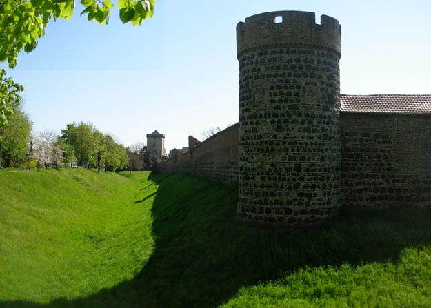 Zons. Stadtmauer