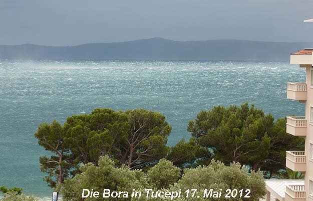 Die Bora fegt bei Tučepi über das Meer