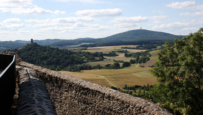 Blick von Burg Gleiberg auf Burg Vetzberg und den Dünsberg