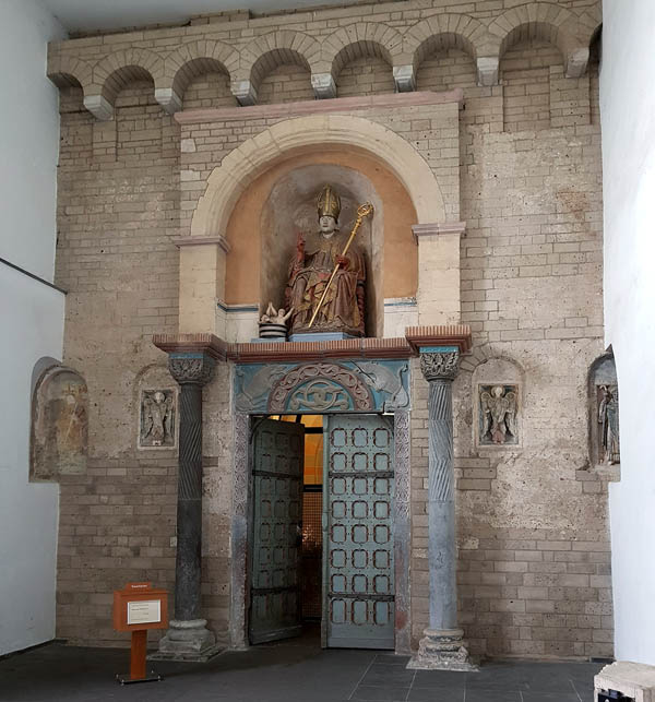 Brauweiler, Romanisches Westportal 