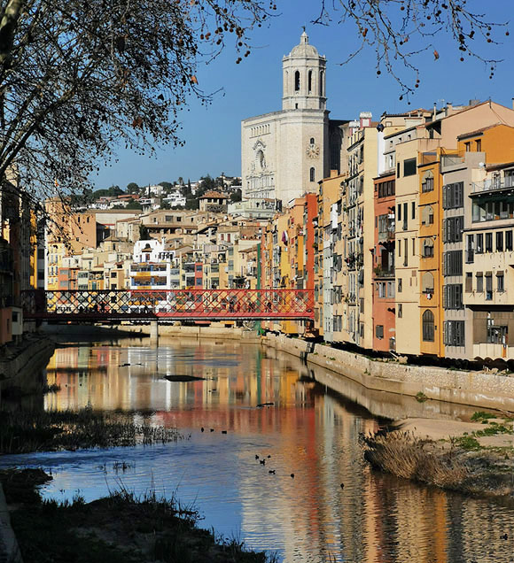 In Girona quert ein von Eiffel konstruierter Steg den Fluss