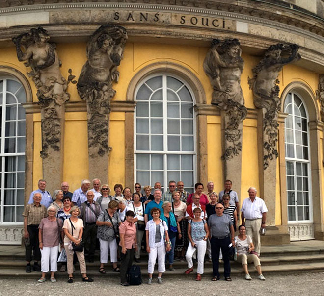 Gruppe vor Schloss Sanssouci