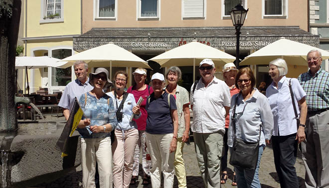 Bernkastel, Gruppe mit Stadtführerin Laurence Rouyer