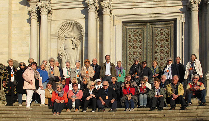 Gruppe vor der Kathedrale von Girona, Foto: Frank Schliephake 