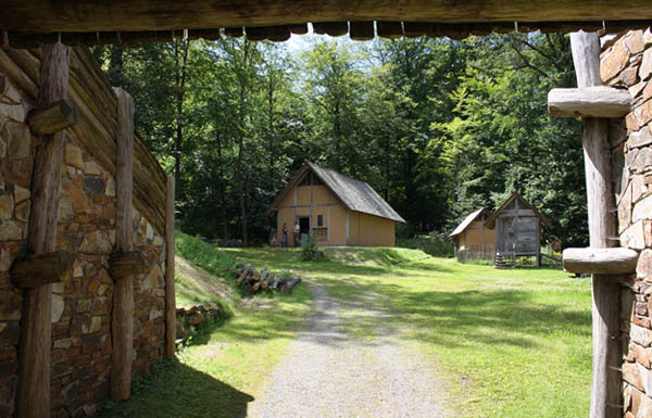 Dünsberg: Rekonstruktion einer kelt. Toranlage und Siedlung
