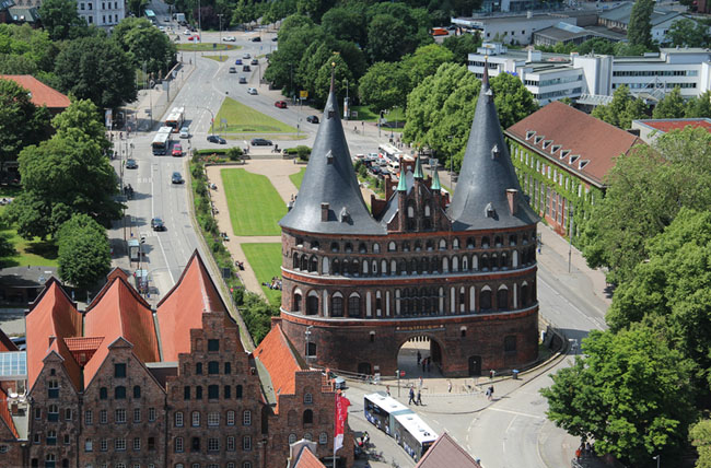 Lübeck, Holstentor von der Petrikirche