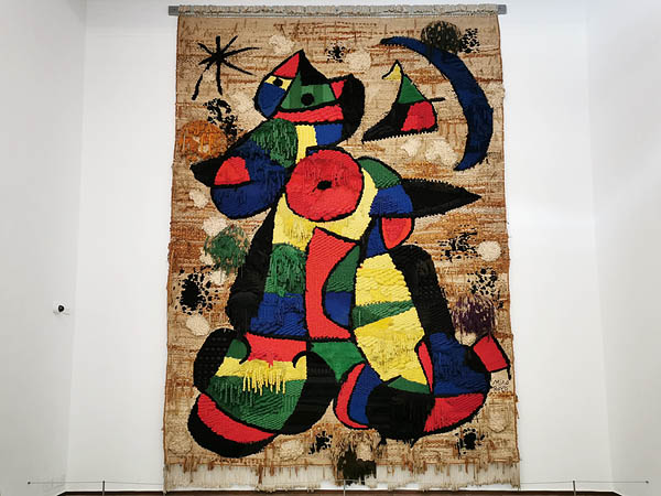 Der 1979 von Miro und Josep Royo geschaffene Wandteppich (7,5m x 5m)