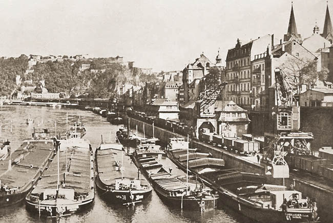 Moselfront mit Frachthafen und Moselwerftbahn, um 1930 Moselfront mit Frachthafen und Moselwerftbahn, um 1930