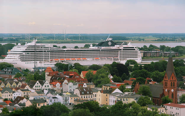 Warnemünde, Kreuzfahrtschiff MSC Poesia