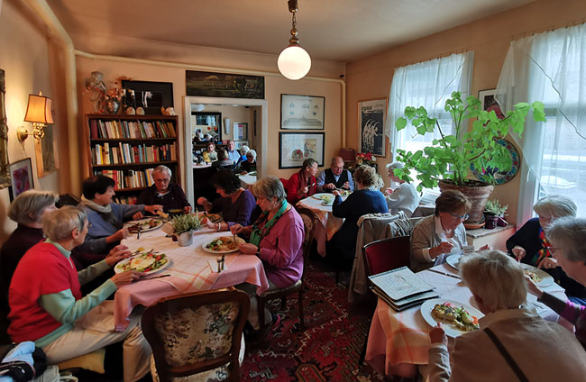 Mittagessen in gemütlicher Wohnzimmer-Atmosphäre