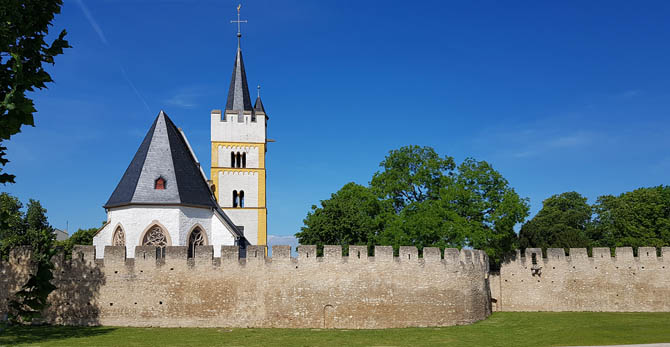 Ober-Ingelheim, Burgkirche mit Wehrmauer