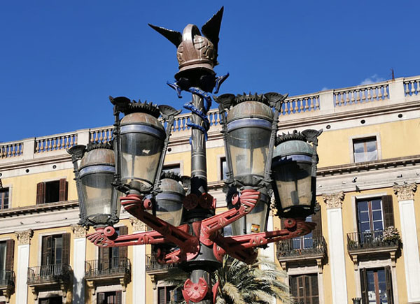 Barcelona, Lampen von Gaudi auf Placa Real